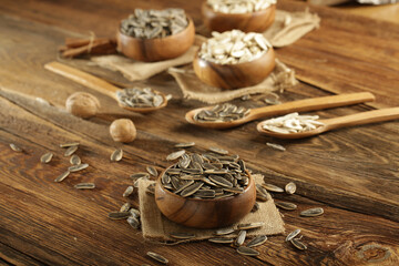 DRİED NUTS AND FRUİTS IN WOODEN BOWL ON BROWN FLOOR