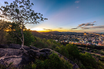 panoramic background of high mountain scenery, overlooking the atmosphere of the sea, trees and wind blowing in a cool blur, spontaneous beauty