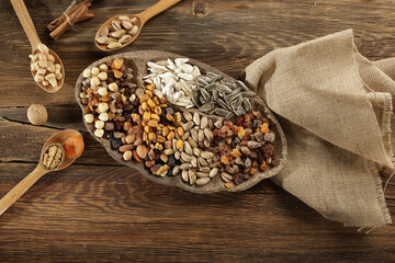 DRİED NUTS AND FRUİTS IN WOODEN BOWL ON BROWN FLOOR