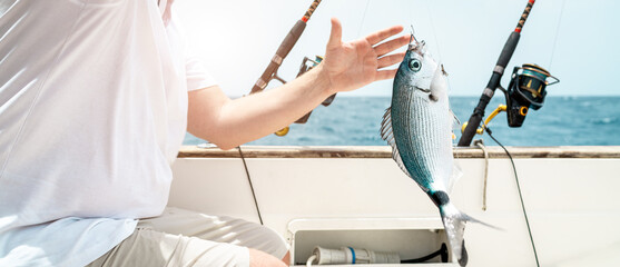 Angler hat einen großen Fisch gefangen - obrazy, fototapety, plakaty