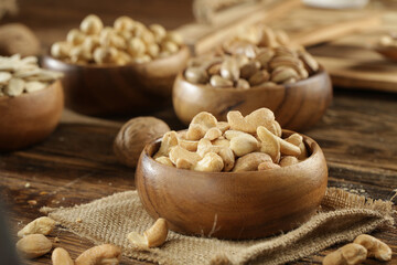 DRİED NUTS AND FRUİTS IN WOODEN BOWL ON BROWN FLOOR