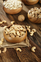 DRİED NUTS AND FRUİTS IN WOODEN BOWL ON BROWN FLOOR