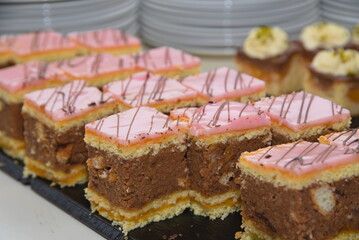 Punschtorte mit Zuckerglasur als Dessert