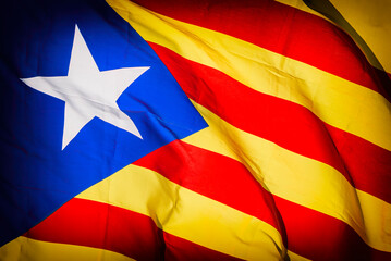 Primer plano de La Estelada, bandera independentista de Cataluña. 