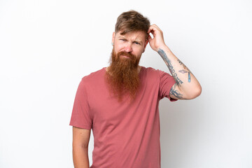 Obraz premium Redhead man with long beard isolated on white background having doubts