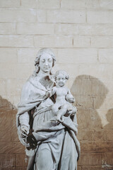 Fototapeta na wymiar Statue de marbre représentant la vierge et l'enfant dans une église