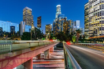 Obraz premium City Lights Aglow: 4K Image of Evening Traffic Flow on Road in Downtown Los Angeles