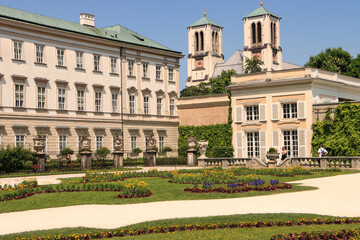 Romantisches Salzburg; Mirabellgarten mit Schloss und St. Andräkirche