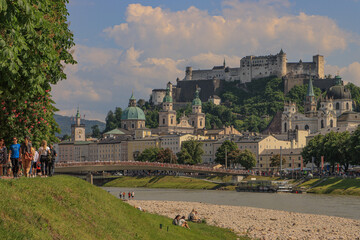 Fototapeta na wymiar Romantisches Salzburg; Blick von der Elisabethpromenade auf die Altstadt