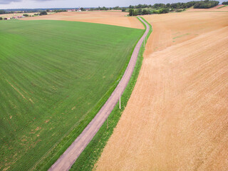 Vue aérienne de champs agricoles. Agriculture en France. Montigny Mornay Villeneuve. une route dans la campagne française. Désert français. Arrivée de la pluie sur les champs.