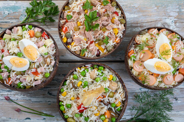 insalata di riso con condimenti assortiti