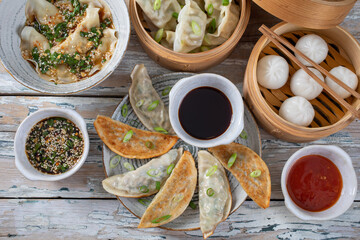 selezione di cibo asiatico: involtini primavera, samosa, e gnocchi