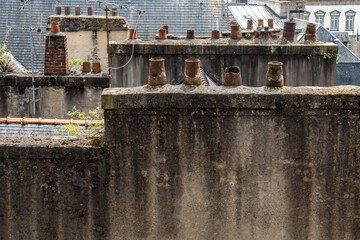 Giebel und Kamine in der Altstadt von Morlaix, Bretagne