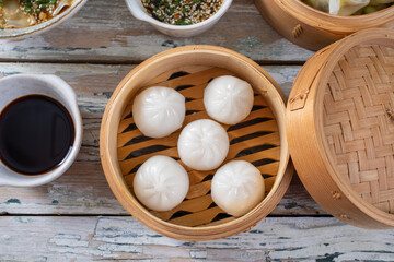 dim sum di gnocchi al vapore in un piroscafo di bambù cibo cinese