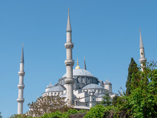 Fototapeta na wymiar Sultan Ahmed Mosque aka the Blue Mosque, Istanbul, Turkey on a sunny morning