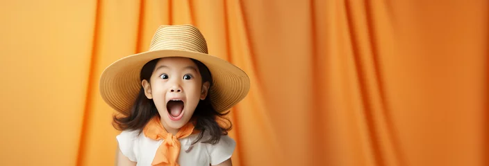 Fotobehang Fröhliches schönes lachendes Japanisches Kind Mädchen mit gelben Fashion Outfit und Hut in Querformat für Banner, ai generativ © www.freund-foto.de