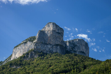 Falaises du Vercors dominant la forêt dans la vallée de la Bourne (Isère)