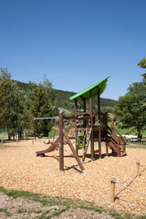 Fototapeta na wymiar Aire de jeux dans un parc pour enfants