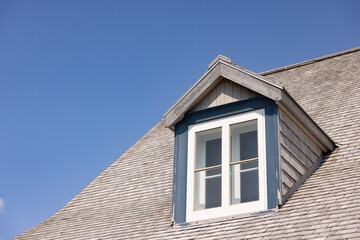 Lucarne et toit, fenêtre, ciel bleu, horizontal