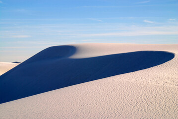 Fototapeta na wymiar white sand dunes at late afternoon in White Sands National Park