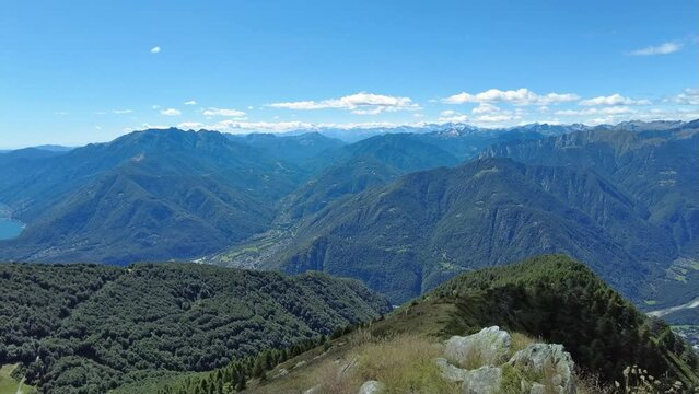 Tessin, Schweiz: Zeitraffer der Lepontischen Alpen und des Lago Maggiore vom Cima della Trosa (1869 m)