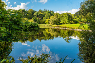 a beautiful view of the lake and a place to rest and relax in Kennedy Park