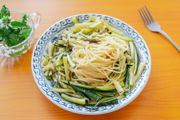 ズッキーニと塩こんぶの細麺パスタ
