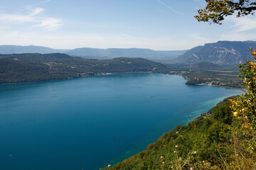 Lac du bourget couleur turquoise et ciel bleu
