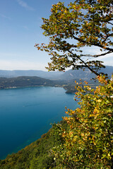 Naklejka premium Lac du bourget couleur turquoise et ciel bleu