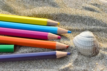 Crayons de couleur à la plage