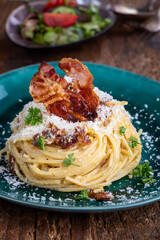 spaghetti carbonara on wood