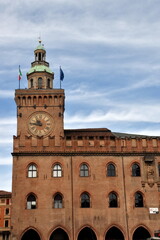 Fototapeta na wymiar Uhrenturm auf der Piazza Maggiore in Bologna 