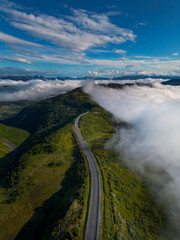 Bergstrasse in Norwegen die im Nebel und Horizont verschwindet