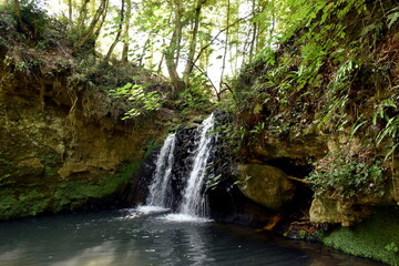 Fototapeta na wymiar Wasserfall im Turona-Park in Bolsena