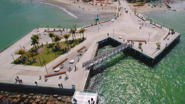 V&iacute;deo a&eacute;reo, Marco dos Corais e praia de Ponta Verde em Macei&oacute;, Alagoas, Nordeste do Brasil, v&iacute;deo 4K