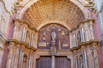 Fototapeta na wymiar Majestic Mallorca: Cathedral's Gothic Splendor