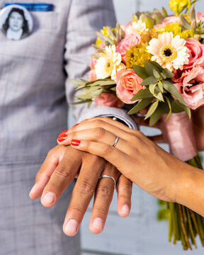 Anillos de compromiso con flores