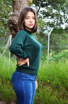 Mujer joven Guatemalteca con un cuerpo muy bonito, en un parque natural al aire libre.