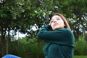 Mujer Guatemalteca tocando su cabello, disfrutando de la vida al aire libre.