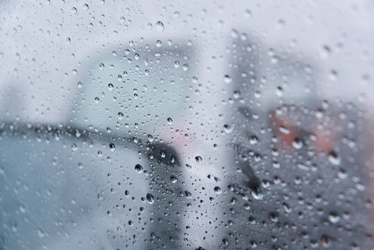 Gotas de lluvia en la ventana en un cristal Vista desde el interior en un día triste y lluvioso 