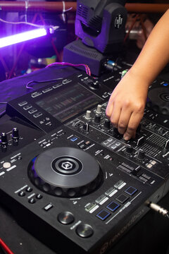DJ mezclando en una fiesta 