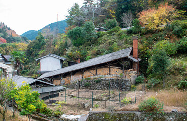 小鹿田焼の里　大分県日田市｜山間の小さな陶芸の里、登り窯の煙突に風情を感じます
