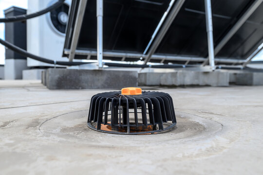 Roof drain with vents on the surface of a flat roof