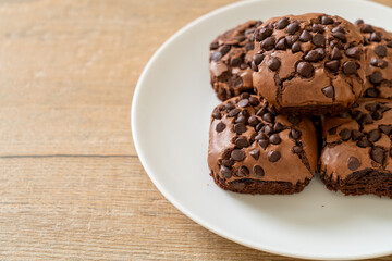 dark chocolate brownies topped by chocolate chips