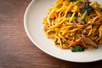 stir-fried yakisoba noodles with vegetable in vegan style