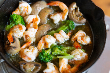エビとブロッコリーとマッシュルームのアヒージョ　スキレット料理