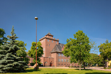 Massige Trutzburg: die denkmalgeschützte Stadtschule in Gransee mit Turm und Zinnenkranz