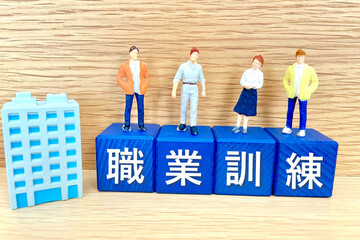 就職のために職業訓練を受ける男性と女性