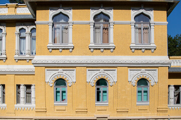Fototapeta na wymiar Beautiful architecture of old windows in brick houses.