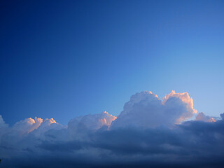 日本、夏の夕刻の雲と青空